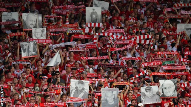 Union Berlin: Klub za koji su navijači davali krv i sami gradili stadion 3 Fans holding up posters of the deceased