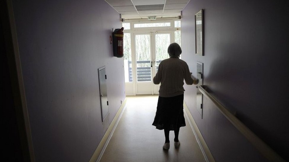 Negovatelji dementnih ukućana u Srbiji: Nevidljivi za sistem, neophodni za život 4 A woman, suffering from Alzheimer's disease walks in a corridor in a retirement house in Angervilliers, eastern France (2011 file picture)