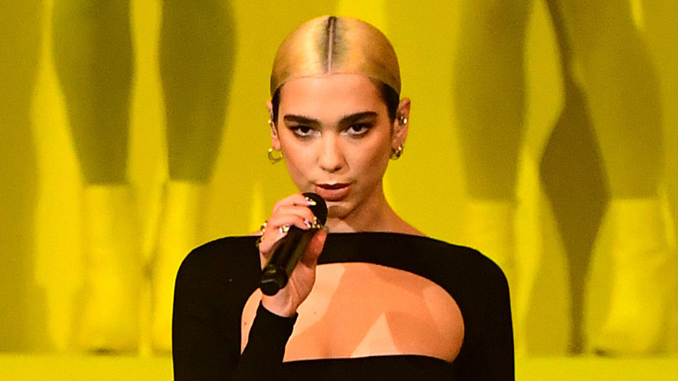 Dua Lipa: „Društvene mreže su rasadnik mržnje" 2 Dua Lipa na dodeli evropskih MTV nagrada u Sevilji u nedelju