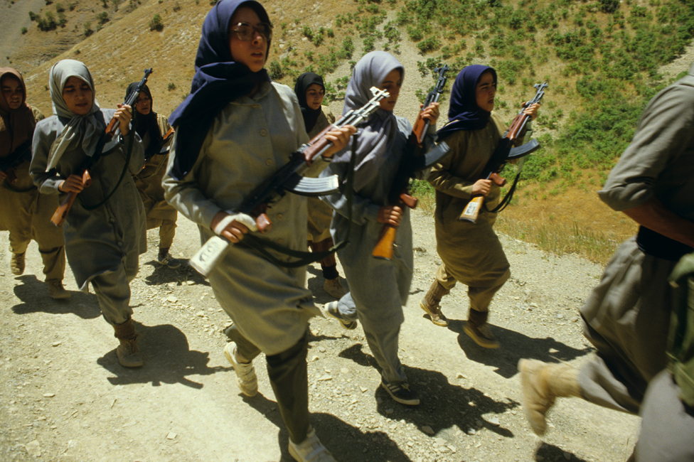Borci iranske opozicije koji ne smeju da misle na seks 4 Women MEK fighters training during the Iran/Iraq war (1984)