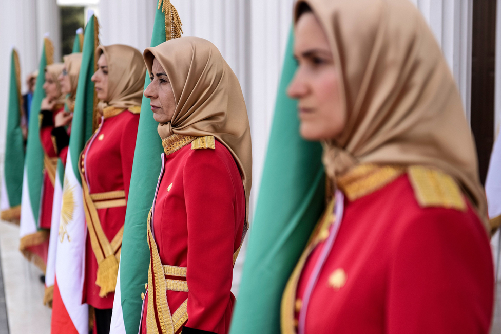 Borci iranske opozicije koji ne smeju da misle na seks 8 Female MEK guards at the Free Iran conference