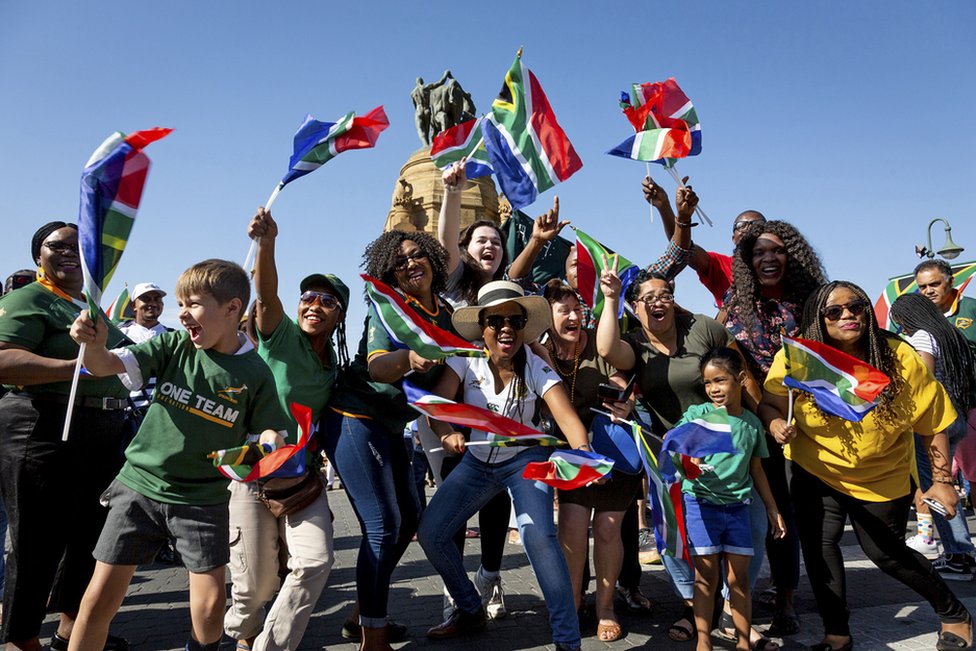 Navijači Južne Afrike u Pretoriji slave konačnu pobedu u svetskom kupu u ragbiju nad Engleskom.