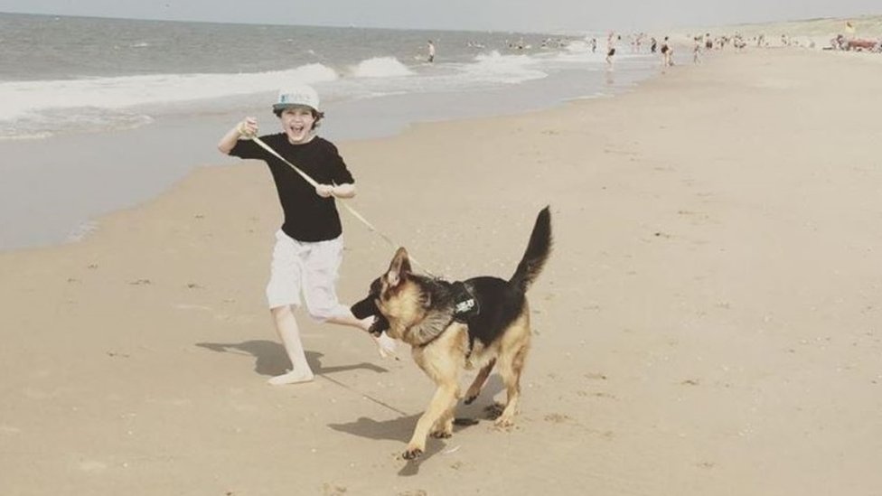 Čudo od deteta: Devetogodišnjak će uskoro postati najmlađi diplomac na svetu 6 Loren Simon sa psom