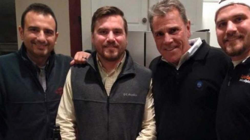 Oproštaj na samrtničkoj postelji uz poslednje pivo 2 Majkl Rigs, Ben Rigs, Majk Rigs i Aleks Rigs