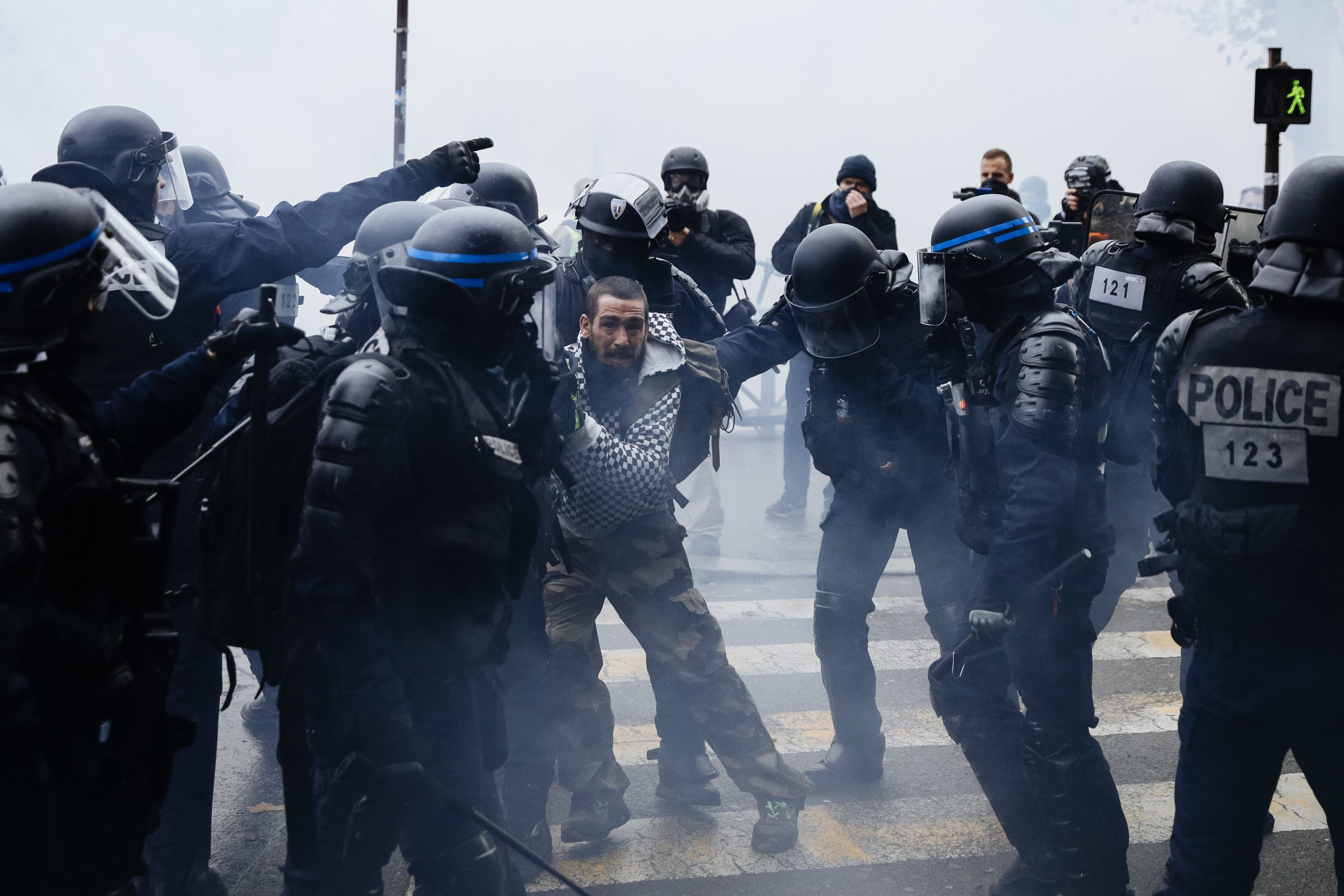 Skoro 130 privedenih tokom protesta Žutih prsluka u Parizu (FOTO) 3