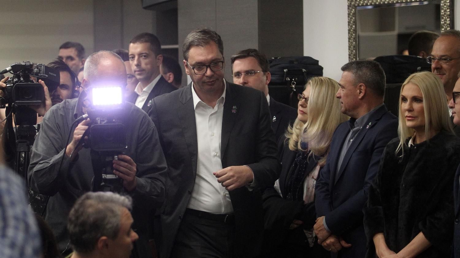 Vučić: SNS na izbore krajem marta izlazi sa mladim i neukaljanim ljudima 1