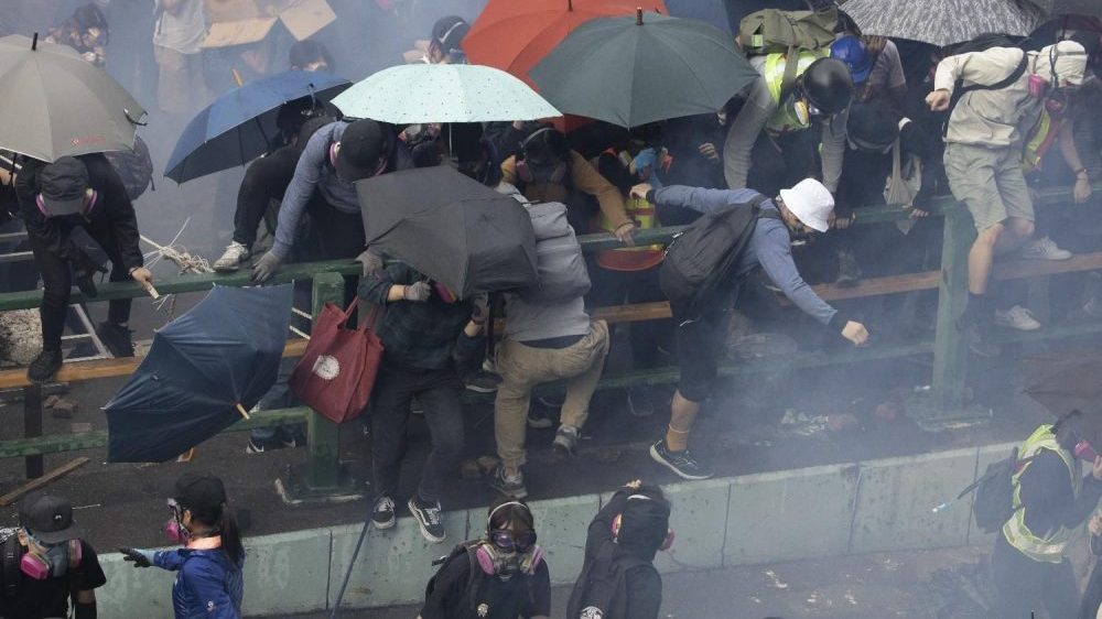 Vlada Kine podržala policiju Hongkonga koja se sukobljava s demonstrantima 1