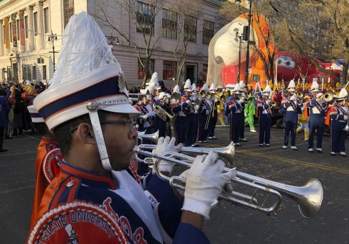 Tradicionalna Njujorška parada za Dan zahvalnosti i ove godine sa velikim balonima (FOTO) 8