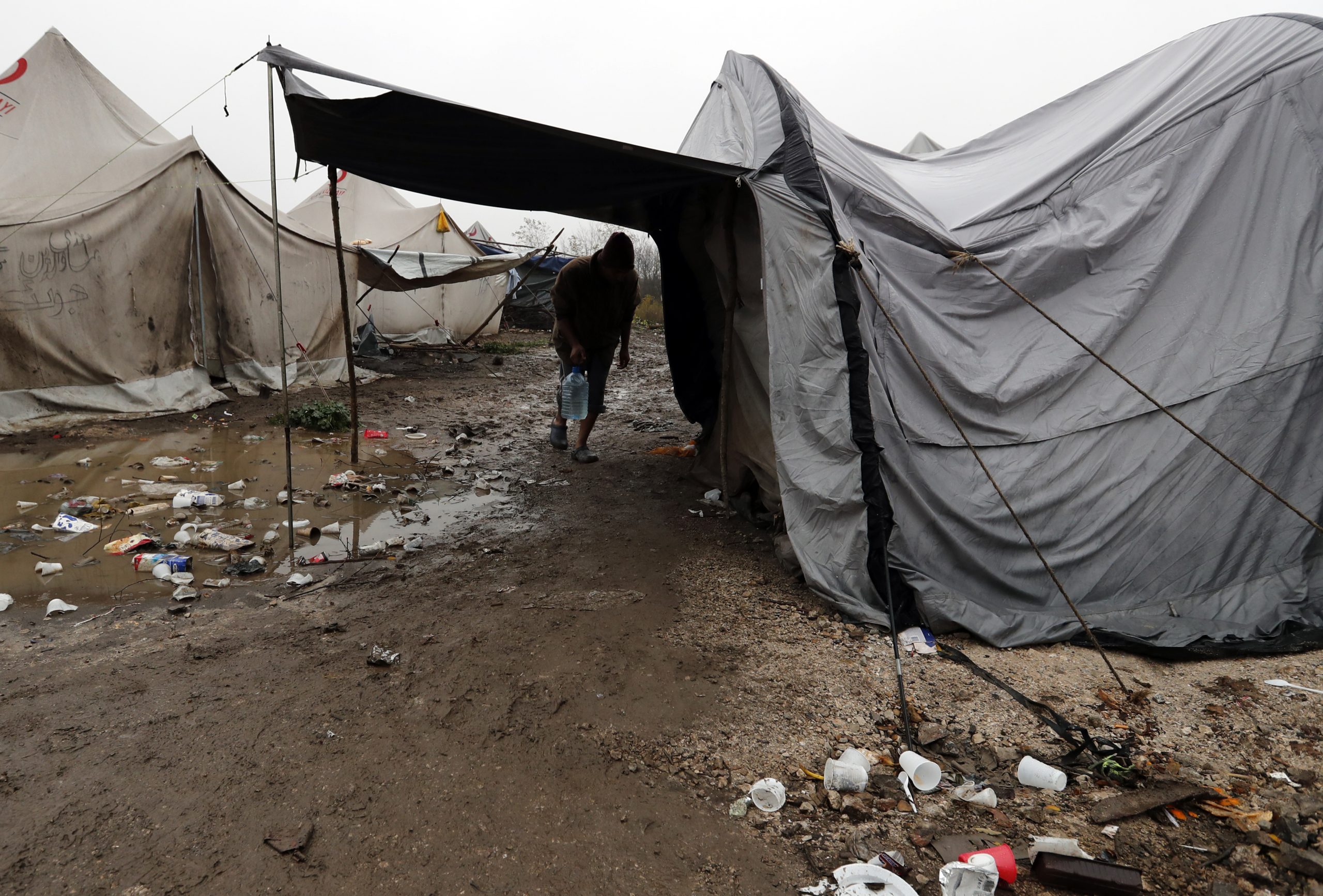 EU: Izbeglički kamp kod Bihaća mora biti ukinut, potreban bolji smeštaj (FOTO) 3