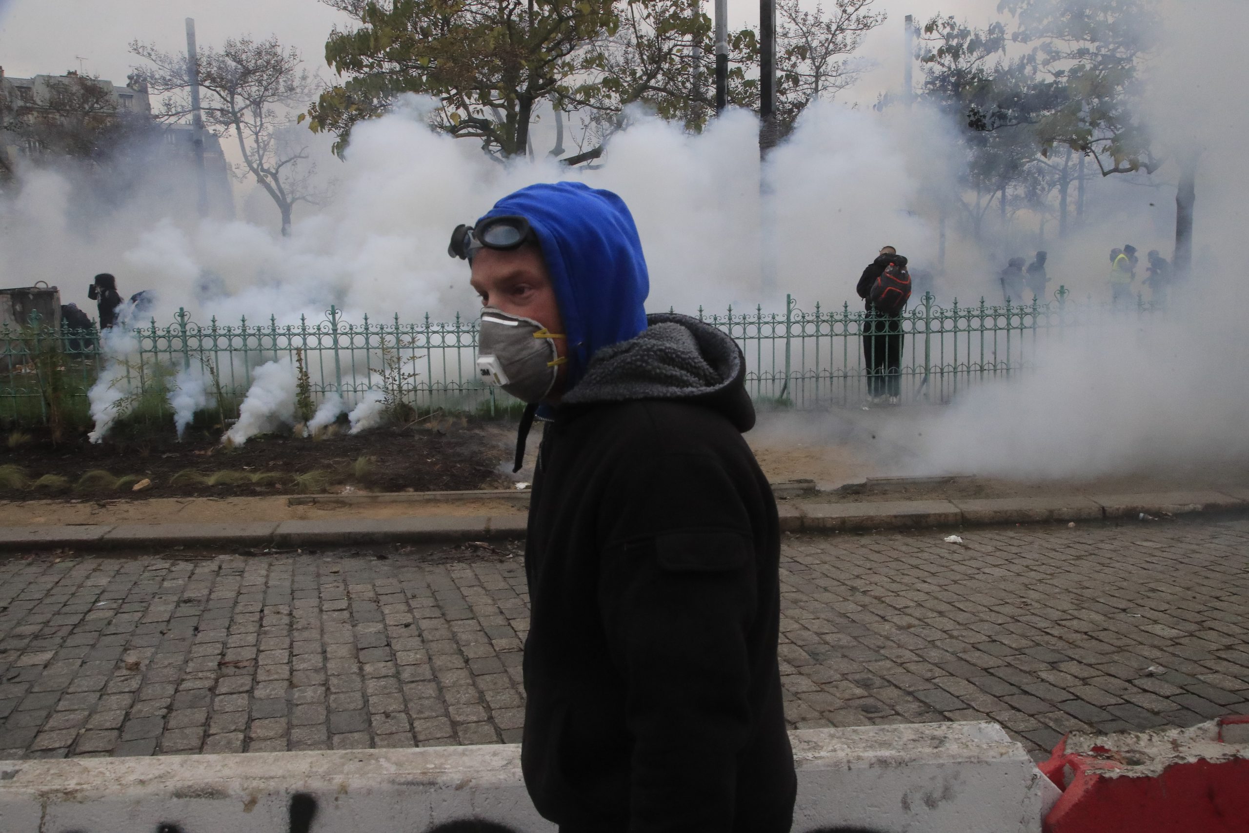 Skoro 130 privedenih tokom protesta Žutih prsluka u Parizu (FOTO) 4