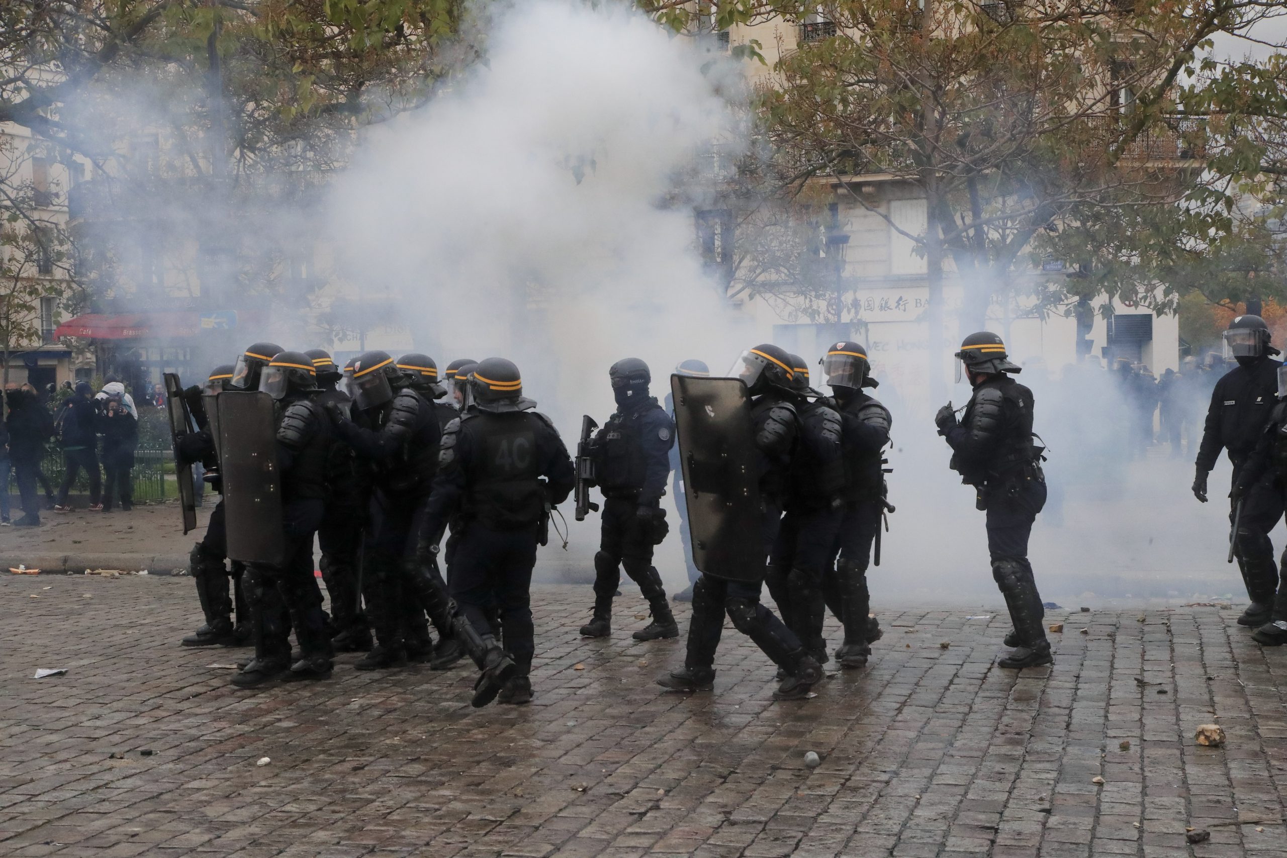 Skoro 130 privedenih tokom protesta Žutih prsluka u Parizu (FOTO) 2