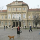 Testerom sekli klupe na sportskom terenu? 8