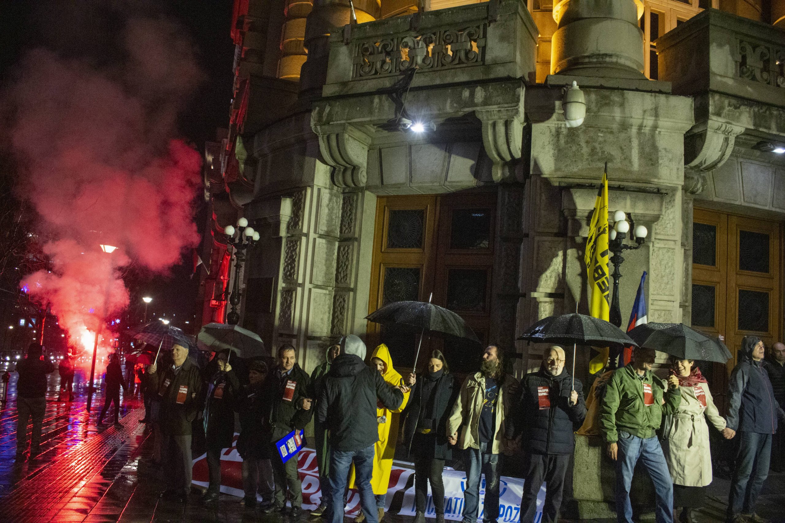 Ne da(vi)mo Beograd formirala 'živi lanac' oko zgrade Vlade Srbije 1