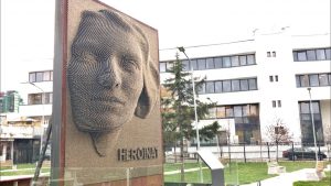 Spomenici u Prištini podignuti posle proglašenja nezavisnosti (VIDEO) 3