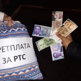 Omladina Narodne stranke platila pretplatu za RTS novčanicama sa likom Bujoševića 15