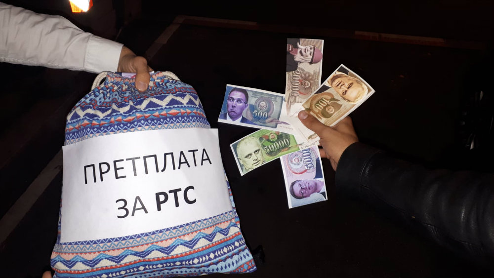 Omladina Narodne stranke platila pretplatu za RTS novčanicama sa likom Bujoševića 1