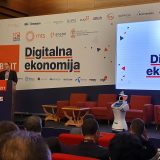 Robot "Radmila" pozdravio učesnike konferencije Bizit "Digitalna ekonomija" 7