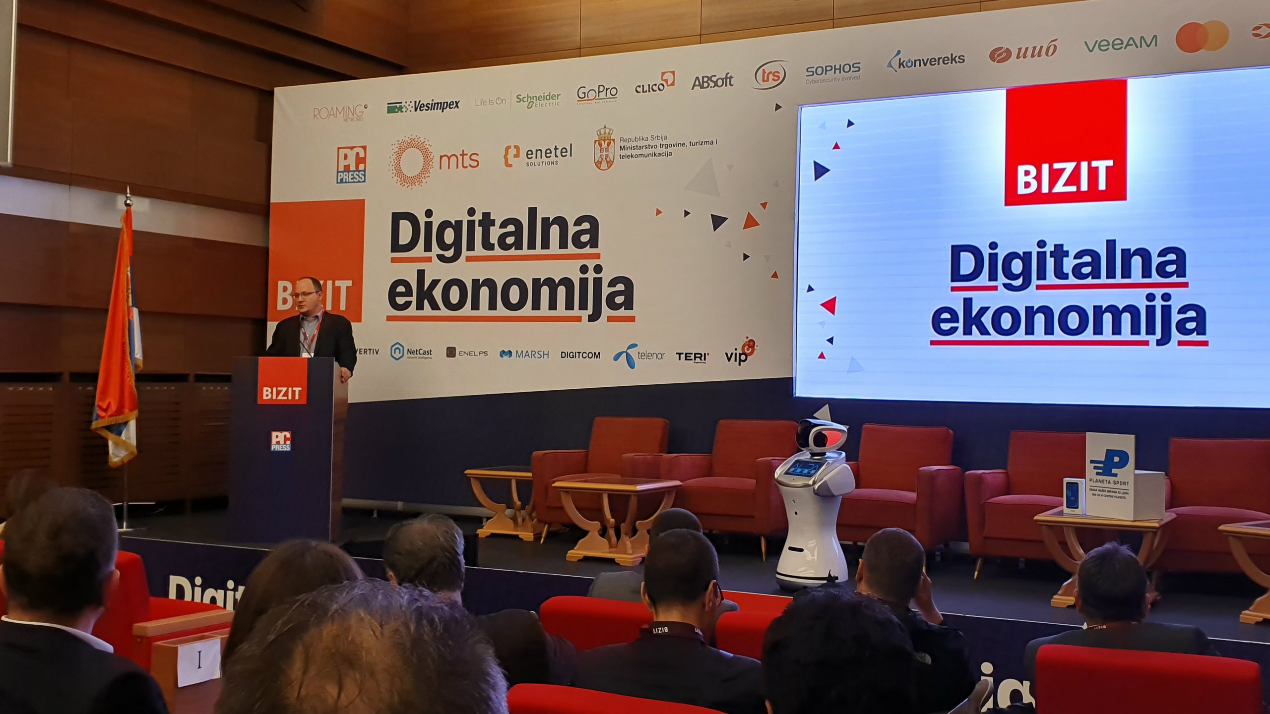 Robot "Radmila" pozdravio učesnike konferencije Bizit "Digitalna ekonomija" 1