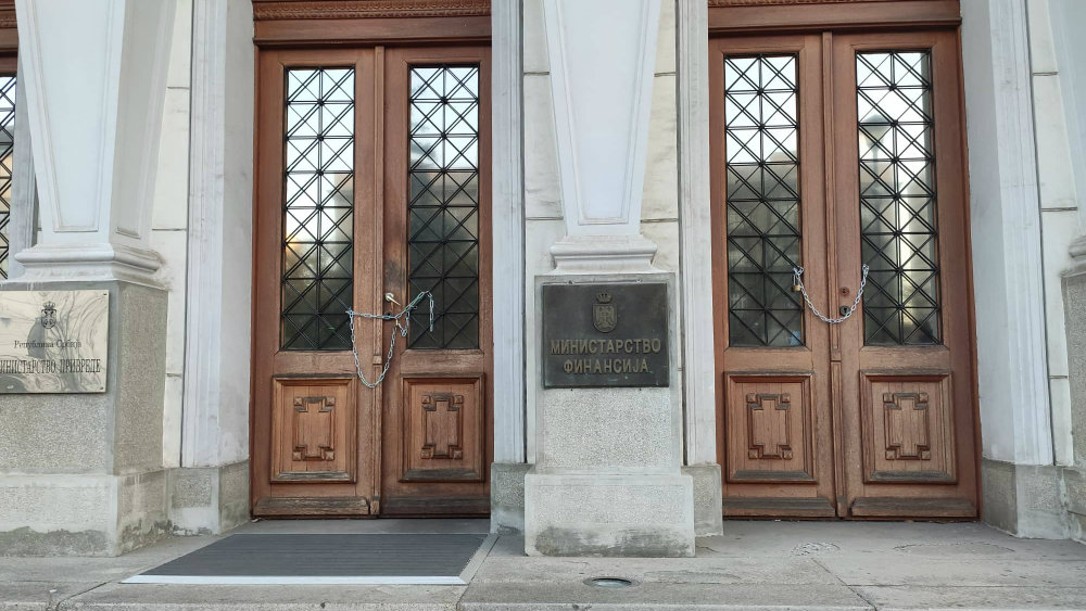 Ne davimo Beograd: Lancima smo zaključali ministarstvo da Mali ne može da uđe (VIDEO) 1