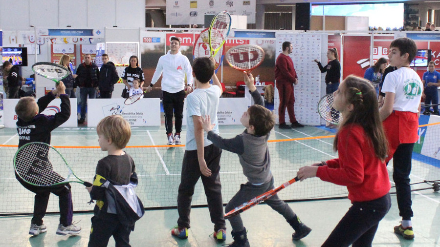 Sajam sporta: Kecmanović igrao mini tenis sa mališanima 1