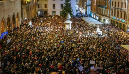 Nekoliko desetina hiljada ljudi pokreta Sardine na skupu protiv Salvinija 51
