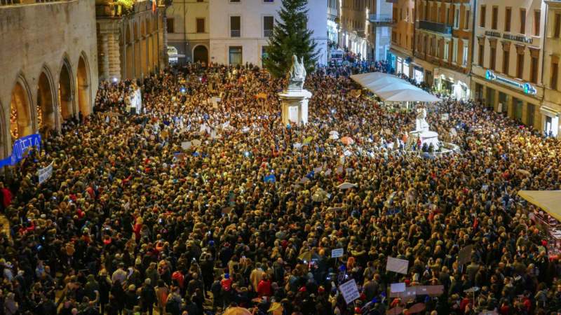 Nekoliko desetina hiljada ljudi pokreta Sardine na skupu protiv Salvinija 1