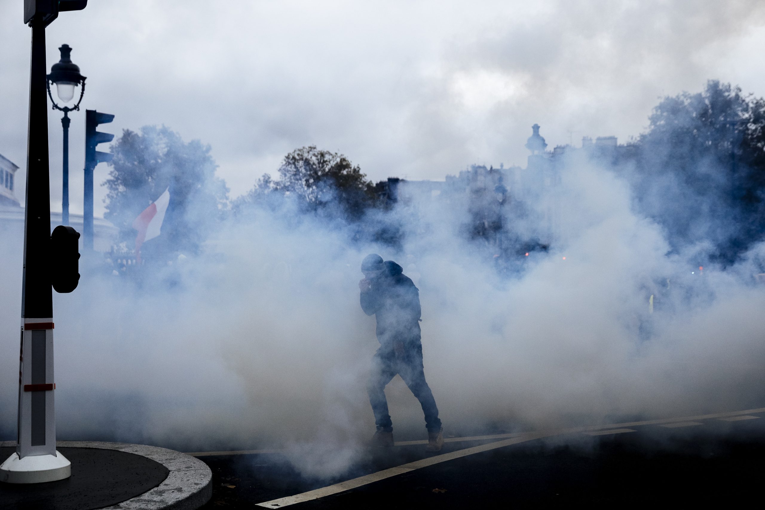 Skoro 130 privedenih tokom protesta Žutih prsluka u Parizu (FOTO) 5