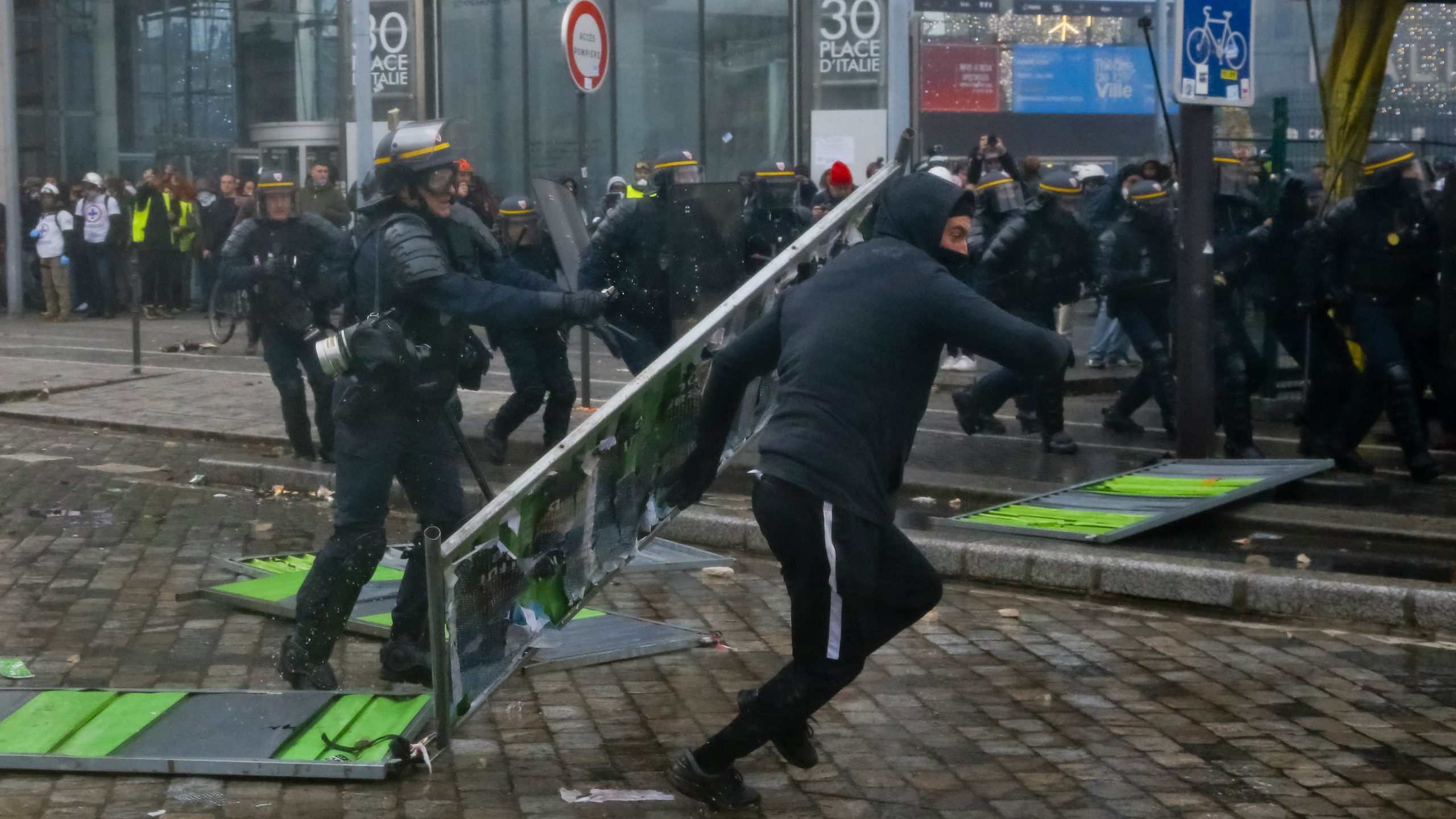 Skoro 130 privedenih tokom protesta Žutih prsluka u Parizu (FOTO) 1