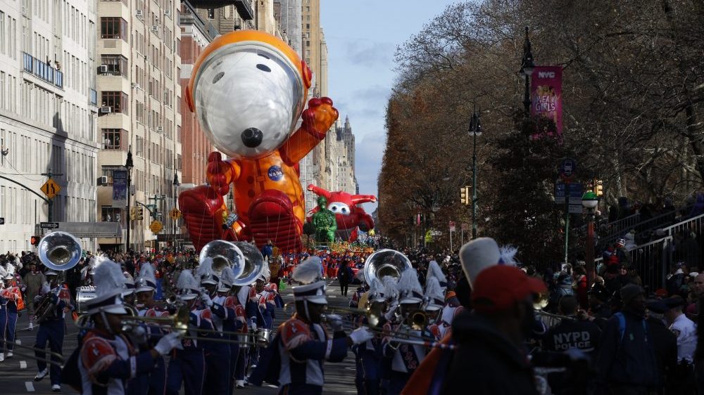 Tradicionalna Njujorška parada za Dan zahvalnosti i ove godine sa velikim balonima (FOTO) 1