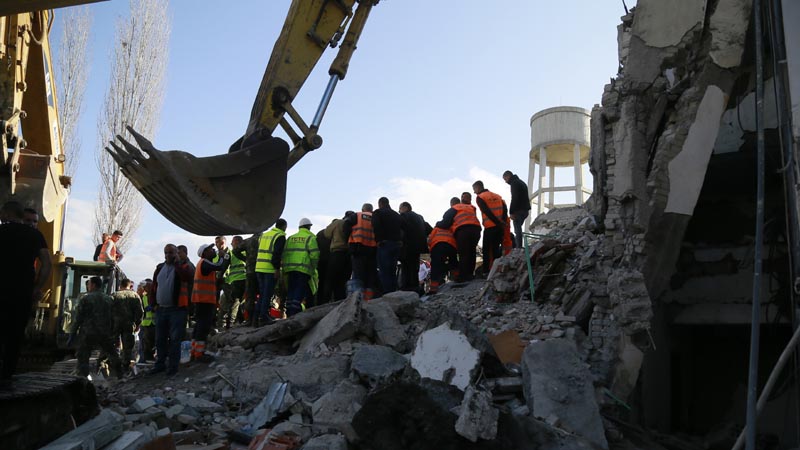U zemljotresu u Albaniji najmanje 22 mrtvih, tim iz Srbije poslat u pomoć 1