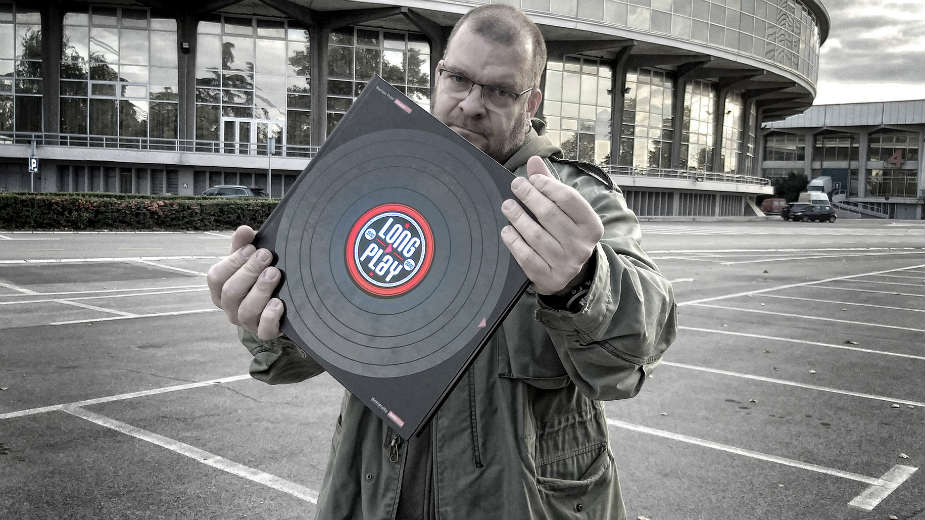 Portreti najznačajnijih muzičara na barskoj stolici 1