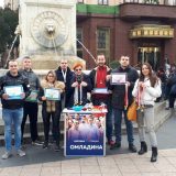 Omladina Narodne stranke delila „ordenje“ građanima 2