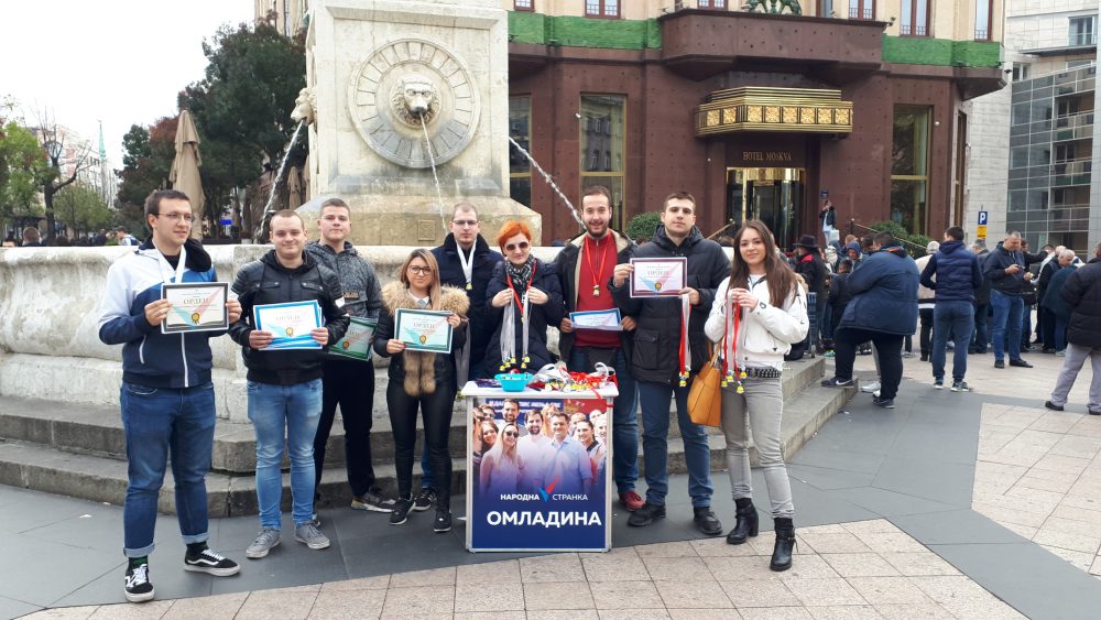 Omladina Narodne stranke delila „ordenje“ građanima 1