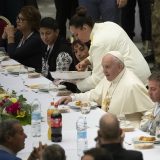 Papa Franja ugostio 1.500 siromašnih i beskućnika na ručku u Vatikanu 14