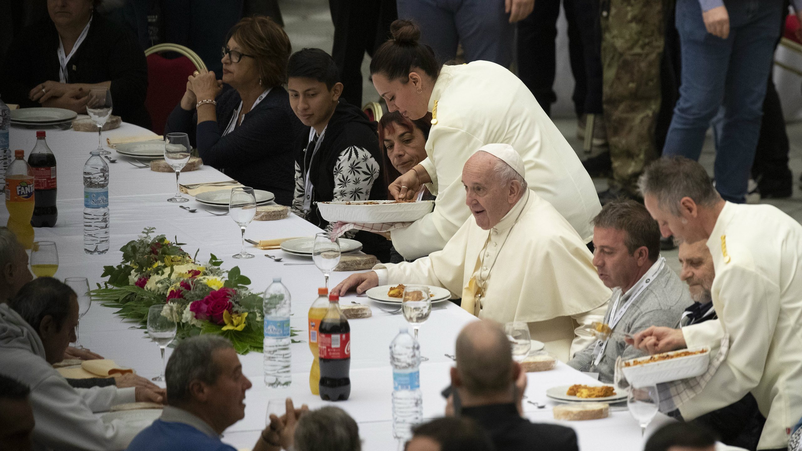 Papa Franja ugostio 1.500 siromašnih i beskućnika na ručku u Vatikanu 1