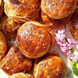 Recept nedelje: Pogačice sa sirom i čvarcima 5