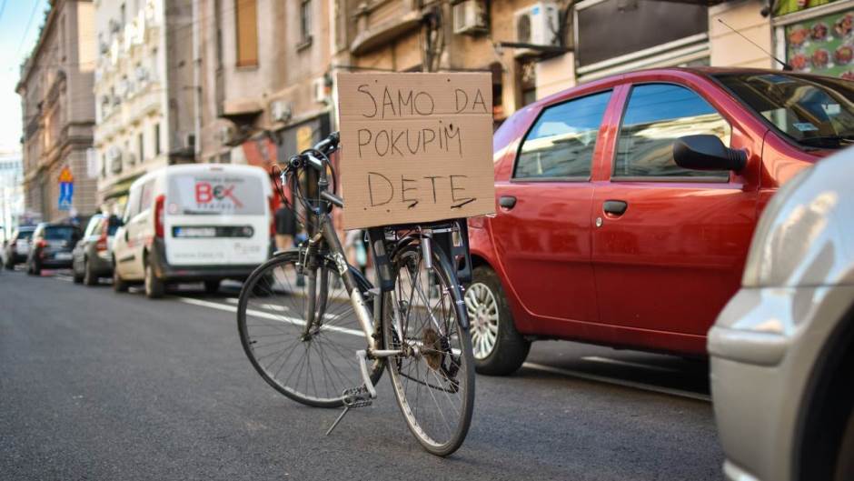 Za bicikliste i dalje neupotrebljiva biciklistička staza u Vasinoj ulici 1