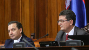 Predsednik Odbora Skupštine Srbije za finansije, republički budžet i kontrolu trošenja javnih sredstava Veroljub Arsić izjavio je danas da poslanici kada glasaju za predlog budžeta određuju i visinu budžetske rezerve i ovlašćuju Vladu Srbije da raspolaže tim novcem u duhu "dobrog privrednika".