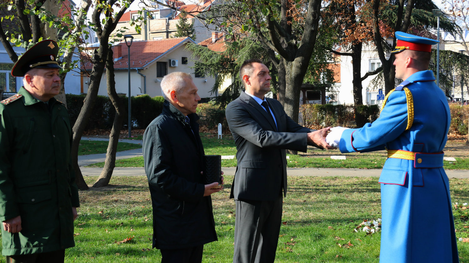 Bocan-Harčenko i Vulin učestvovali u primopredaji grumena zemlje za izgradnju vojnog memorijala 1
