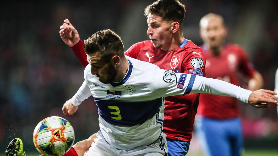 Na utakmici Češke sa Kosovom u Plzenju tokom himne srpske zastave 1