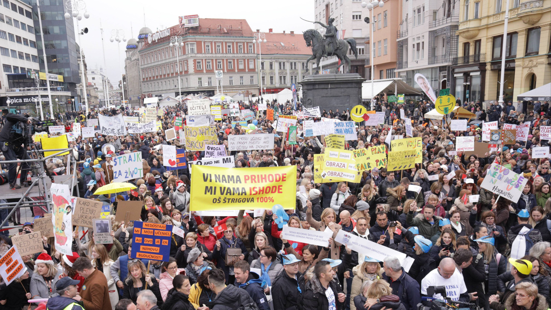 Oko 20.000 nastavnika, učitelja i građana na protestu "Hrvatska mora bolje" u Zagrebu 1