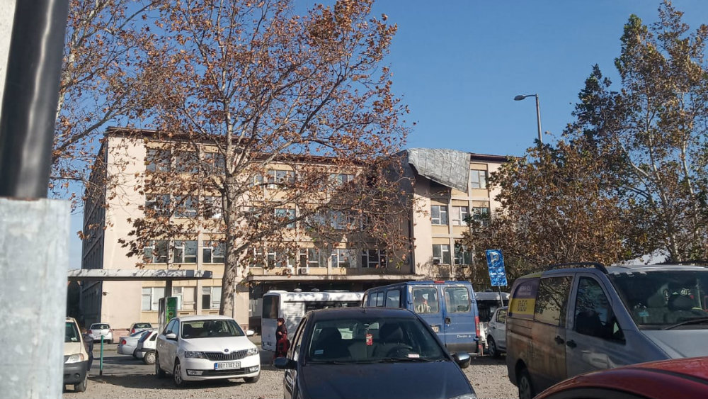 Zrenjanin: Košava oduvala krov na Specijalističkoj poliklinici 1