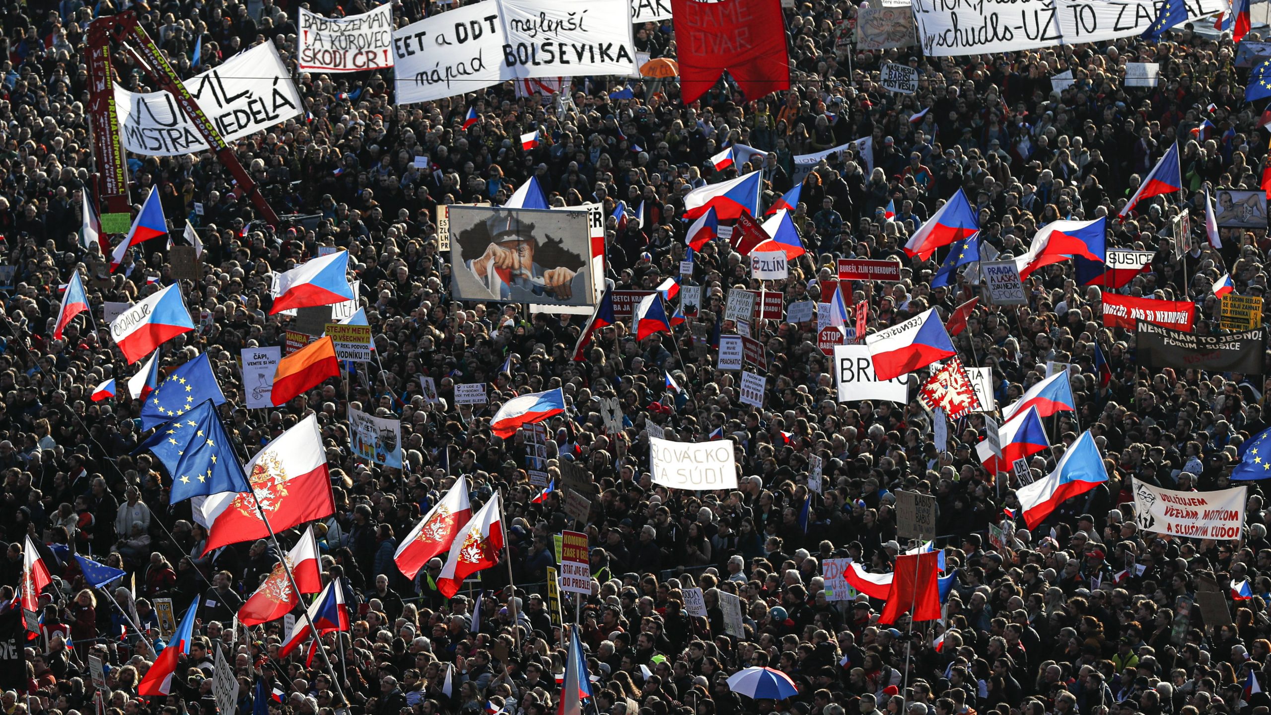 Uoči 30. godišnjice "Plišane revolucije" stotine hiljada Čeha ponovo na protestima 1