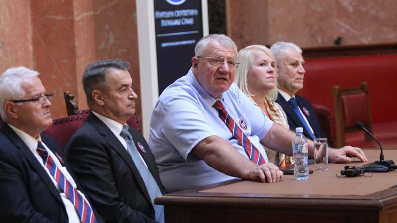 Radikali prete policiji i građanima u Zemunu: Četnici će ukloniti barikade 1