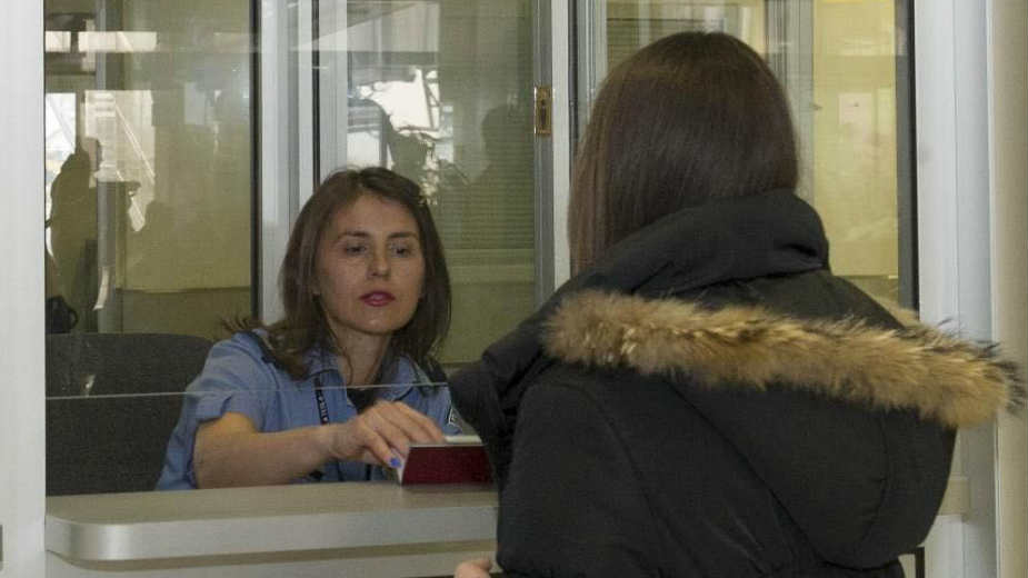 Na pasoškoj kontroli, na graničnim prelazima, opet nas mrko ili gadljivo gledaju: Jelica Minić o spoljnoj politici Srbije 1