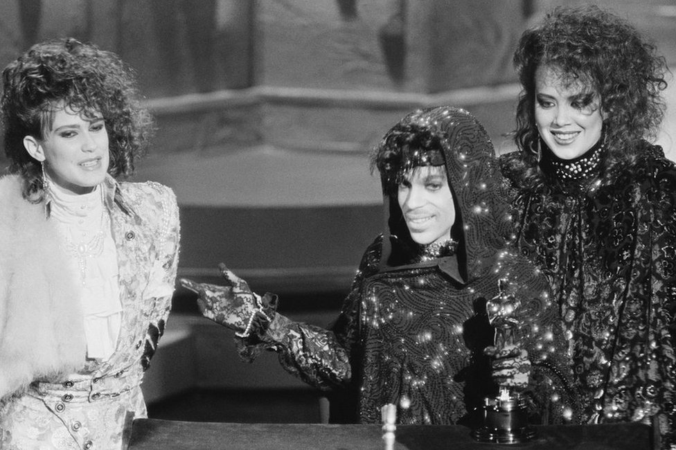 Prava istina o nastanku Princove legendarne pesme „Little Red Corvette“ 5 Prince with Wendy and Lisa at the 1985 Oscars