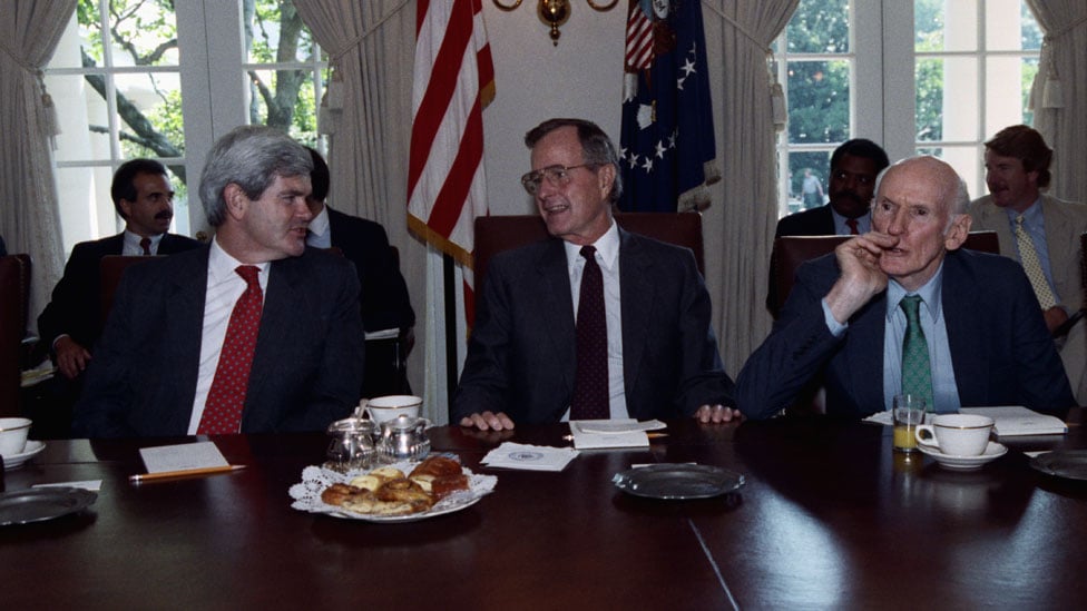 Buš (sredina) sa Njutom Gingričom (levo) na sastanku s kongresmenima 1990. godine