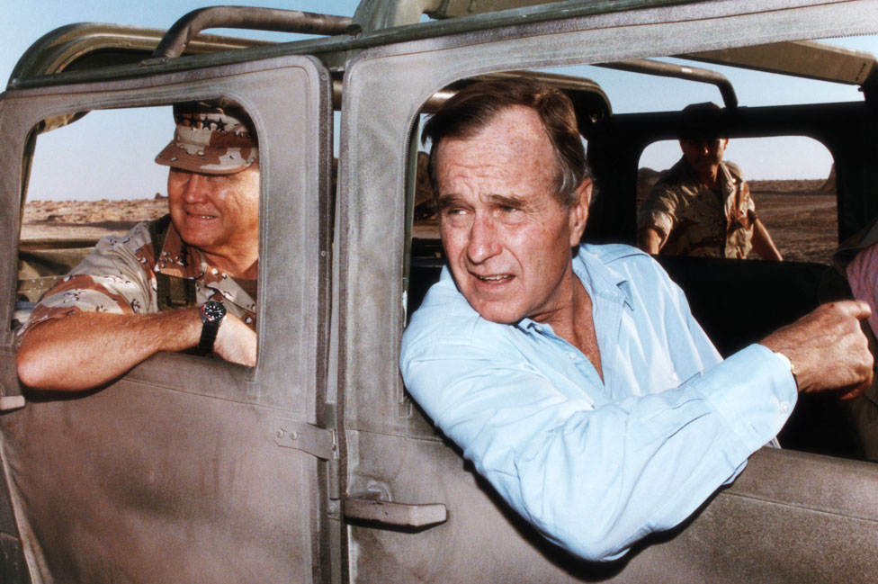 Predsednik Buš i general Norman Švarckopf u Saudijskoj Arabiji 1990. godine.