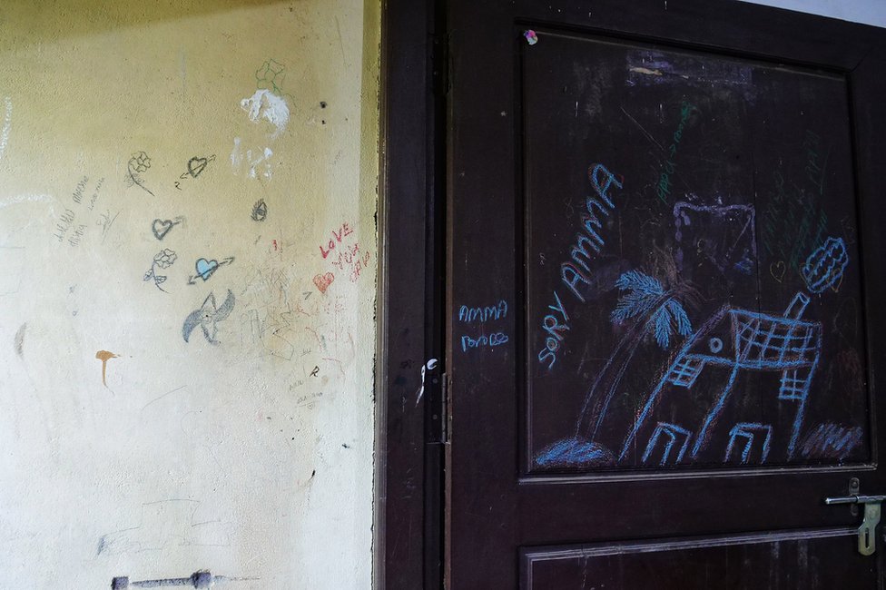 Zlostavljanje dece: Silovali je „očevi prijatelji“ za novac 4 Door of the house