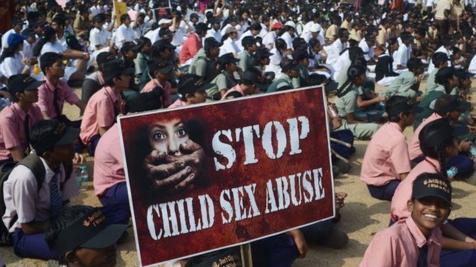 Zlostavljanje dece: Silovali je „očevi prijatelji“ za novac 2 A protest in India against child sex abuse